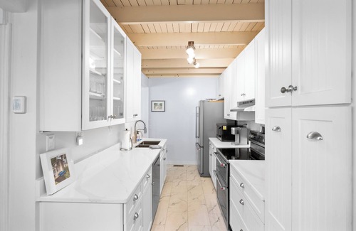 Lakeside House | What a Lake View! Lakeside cottage inside gates. Golf cart & linens included.