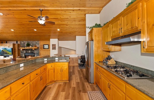 Castle Glen Estates Cabin | What A View by Destination Big Bear : Castle Glen Estates: Lake & Mountain Views! Hot Tub! Propane BBQ! Ping Pong!