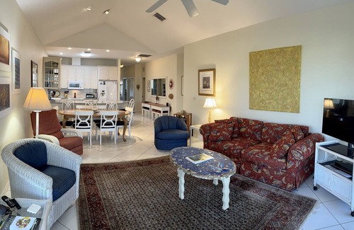 Seven Mile Beach Condo | What a View!-Enjoy this Luxury Condominium Located Right on Seven Mile Beach