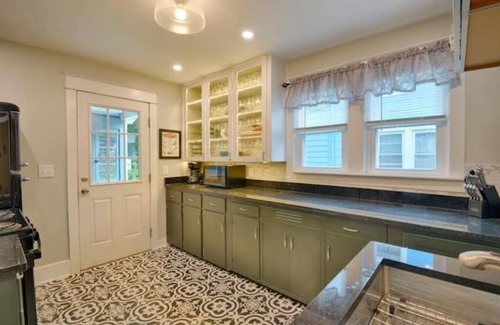 Johnson City House | Wheelchair accessible Roaring 20s House near University and all area hospitals