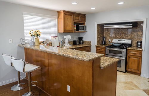 Walnut House | Where DTLA meets Disney: A Spacious Cozy Hillside Panoramic View Villa with Pool