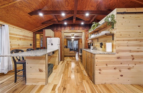 South Bloomingville Cabin | Where in the woods cabin - pet friendly - winery nearby