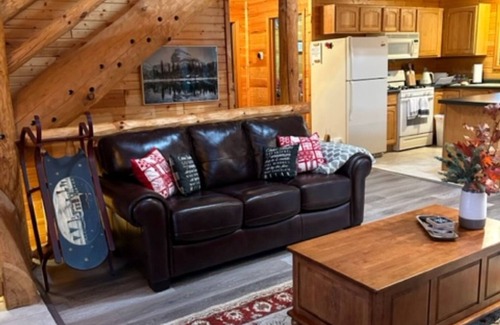 Friendship Cabin | Where Lazy Days Are the Best Daysn-near Trails and Lakes-5 beds