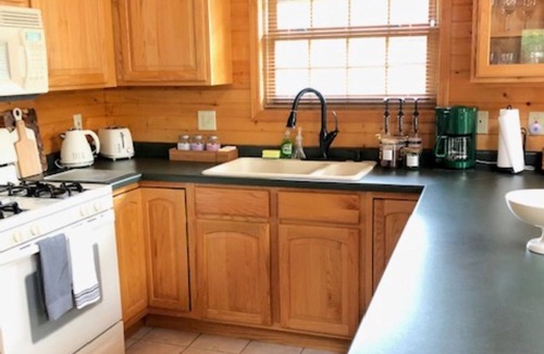 Friendship Cabin | Where Lazy Days Are the Best Daysn-near Trails and Lakes-5 beds