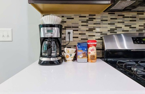 Clegg House | Where Relaxation Meets Home, KING Suite RETREAT, 14 MINS to RDU Airport, POOL