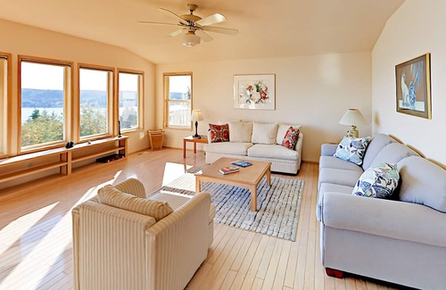 Oak Harbor House | Whidbey Island Getaway w/ Incredible Views of Skagit Bay