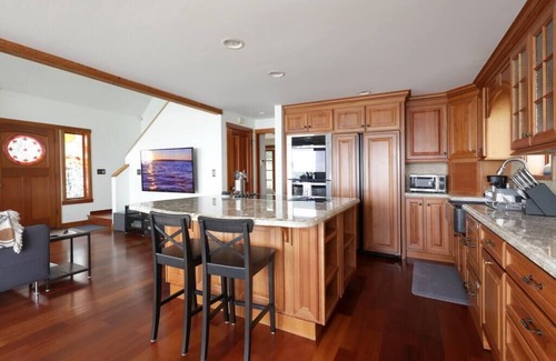 Langley House | WhidbeyBeachHouse, Oceanfront Getaway on Private Beach 3BR·Office·fuboTV
