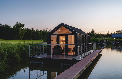 Huxley Apartment | Whimbrel - Marina that sleeps2 guests in 1 bedroom