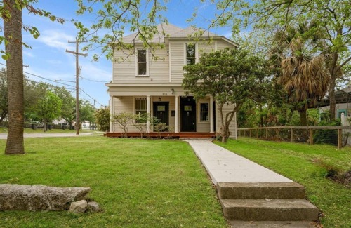 Government Hill Apartment | Whimsical 1b1b by Fort Sam Houston, The Pearl, and Downtown