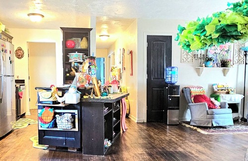 Midwest City Cottage | Whimsical 3 bd cottage for families and pets. Sleeps 7, free wifi/snacks