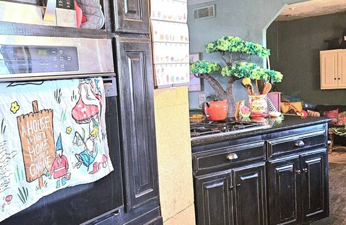 Midwest City Cottage | Whimsical 3 bd cottage for families and pets. Sleeps 7, free wifi/snacks