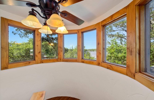 Murchison House | Whimsical Lake Retreat! Kayak, SUP, Arcade, maui mat! Canton/Tyler Sleeps 11