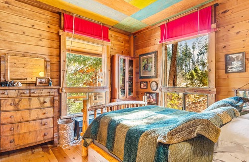 Groveland Cabin | Whimsical outdoor retreat with a pizza oven, firepit, game room, grill, & AC