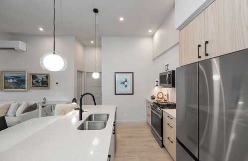 Langford Condo | Whirlaway – Luxurious 2 bedroom Penthouse with desk and 2 parking spots by Victoria Prime!