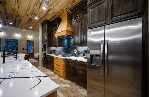 Pickens Cabin | Whiskey Lullaby: Spacious 5-Bedroom with Pool View and Game Room.