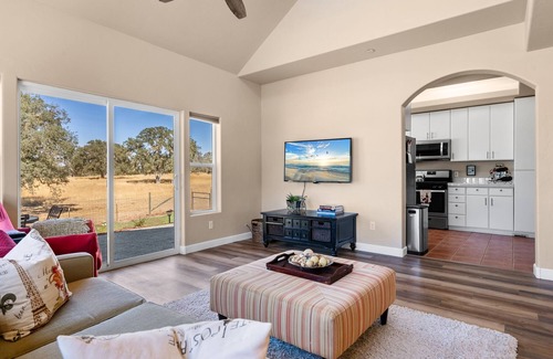 Paso Robles House | Whispering Oaks Cottage: Hot Tub Game Room Pets OK