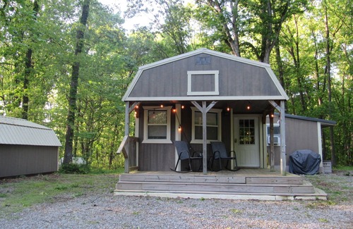 Bluford Cabin | Whispering Oaks - Cozy cabin in the woods