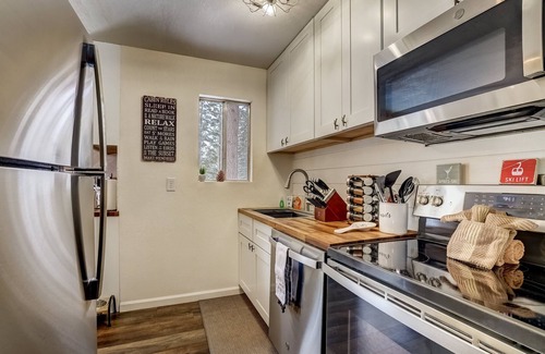 North Upper Truckee House | Whispering Pines Cabin - Family and pet friendly abode