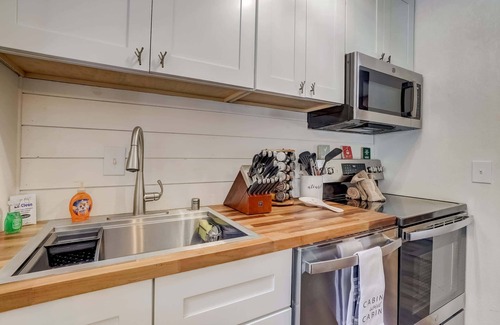 South Lake Tahoe House | Whispering Pines Cabin - Family and pet friendly abode