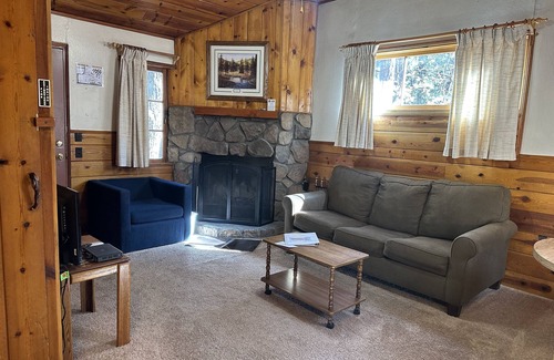 Pinetop-Lakeside Cabin | Whispering Pines Resort- Cabin #2 (Highway Front)