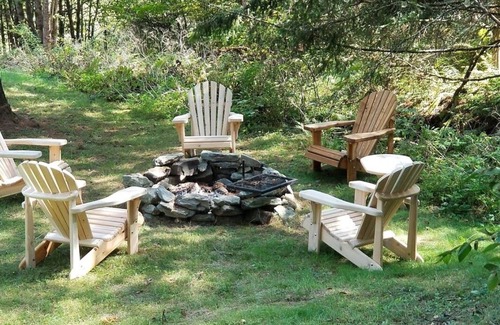 Stockbridge House | "Whispering Pines" Ski House in the heart of the Green Mountains
