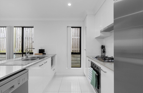 Pimpama House | Whispering Pines - Stylish 3BR Duplex close to M1