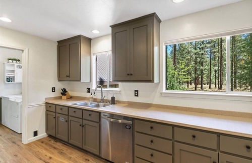 Plumas Eureka Estates Cabin | "Whispering Pines" Family Retreat - By the Feather River in Graeagle