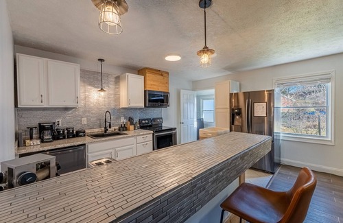 Fayetteville House | Whispering Willow Retreat - 14 min to Rafting & NRG
