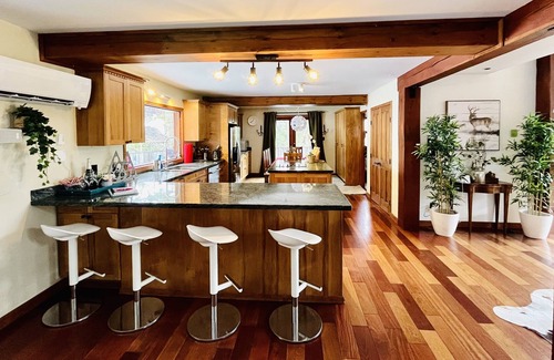 Emerald Estates House | Whistler Chalet with Panoramic Mountain view/Jacuzzi/Pool table/balconies