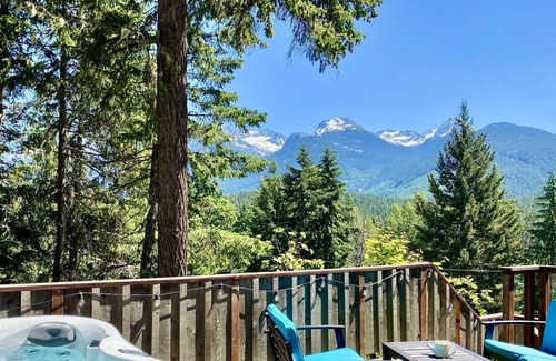 Emerald Estates House | Whistler Chalet with Panoramic Mountain view/Jacuzzi/Pool table/balconies