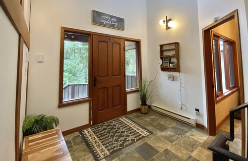Emerald Estates House | Whistler Chalet with Panoramic Mountain view/Jacuzzi/Pool table/balconies
