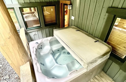 Whistler House | Whistler Luxury Ski-In/Out Log Home Sleeps 12+ Private Jacuzzi and Parking