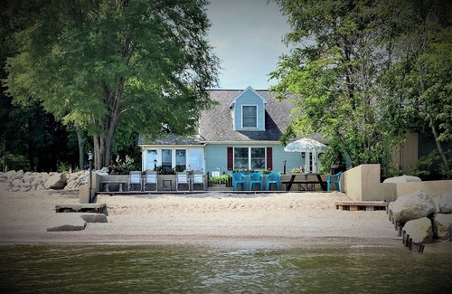 Oak Harbor House | "Whit's End" Spacious, Private Beach-Front Lake Erie Sleeps 13 Birders & Fishing
