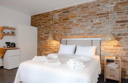 Platis Gialos Apartment | White and black Suites Triple