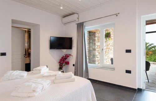 Platis Gialos Apartment | White and black Suites Triple