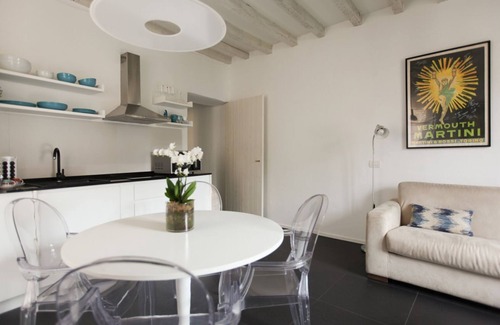 Porta Garibaldi Apartment | White and Blue Suite