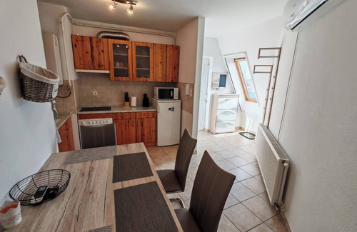 Kecskemet Apartment | White Apartment – Cozy & Central One-Bedroom Retreat in Kecskemét