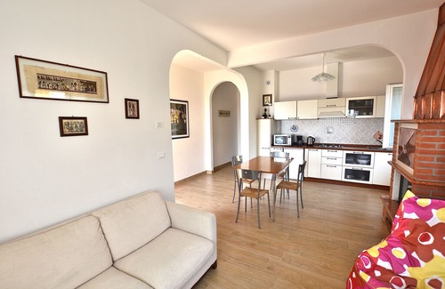 Marciaga Apartment | White Apartment In Marciaga Di Costermano