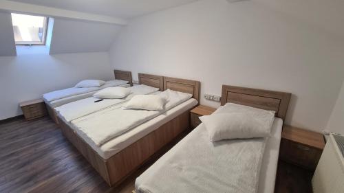 Chiscau Apartment | White Apartment Peștera Urșilor