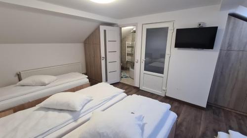 Chiscau Apartment | White Apartment Peștera Urșilor