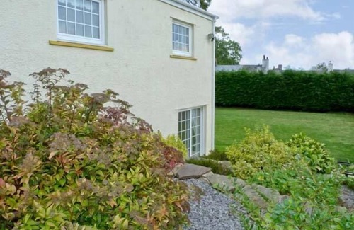 Great Clifton Cottage | WHITE GABLES, family friendly, with a garden in Great Clifton