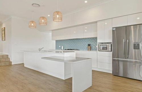 Orange House | White Haven - Luxe Abode, Firepit, Mountain Views