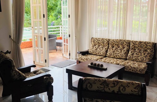 Hendala Villa | White house 10 mins to beach 15mins to airport 15 mins to Colombo
