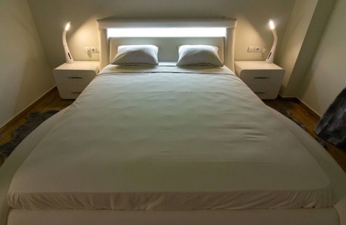 Dafni Apartment | White House. 30 steps from the Metro station