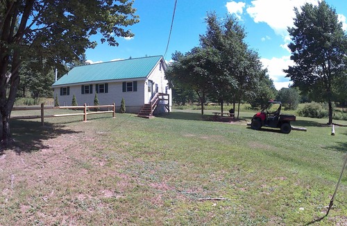 Mills House | White Knoll Hideaway, warm cozy cabin on top of mountain on a quiet dirt road