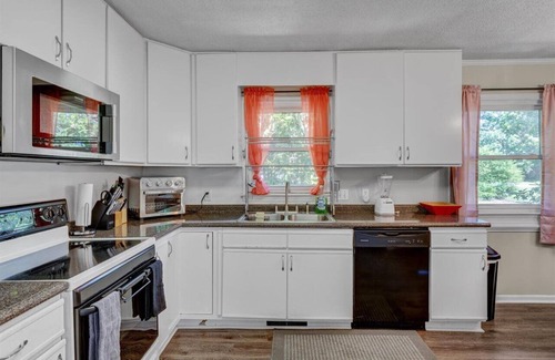 Cross-County House | White Oak 4BR @ Patterson Place