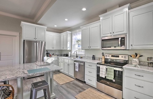 Eufaula House | White Oak Creek Home w/Views, Deck & Pool Access!
