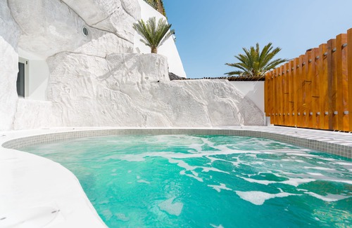 Karterados Villa | White occhio villa Santorini