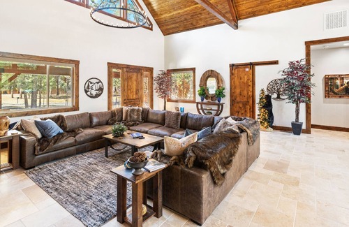 Meadowbrook Estates House | White Pine Lodge By Destination Big Bear: Luxury Single Story Ranch Style! Pickleball Court! Theater! Game Room! Spa! Beautiful Meadowbrook Estates Location! Fire Pit!