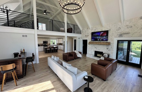 Warsaw Cabin | White Pines Lodge-360° views, spacious, serene, spa-like master en suite